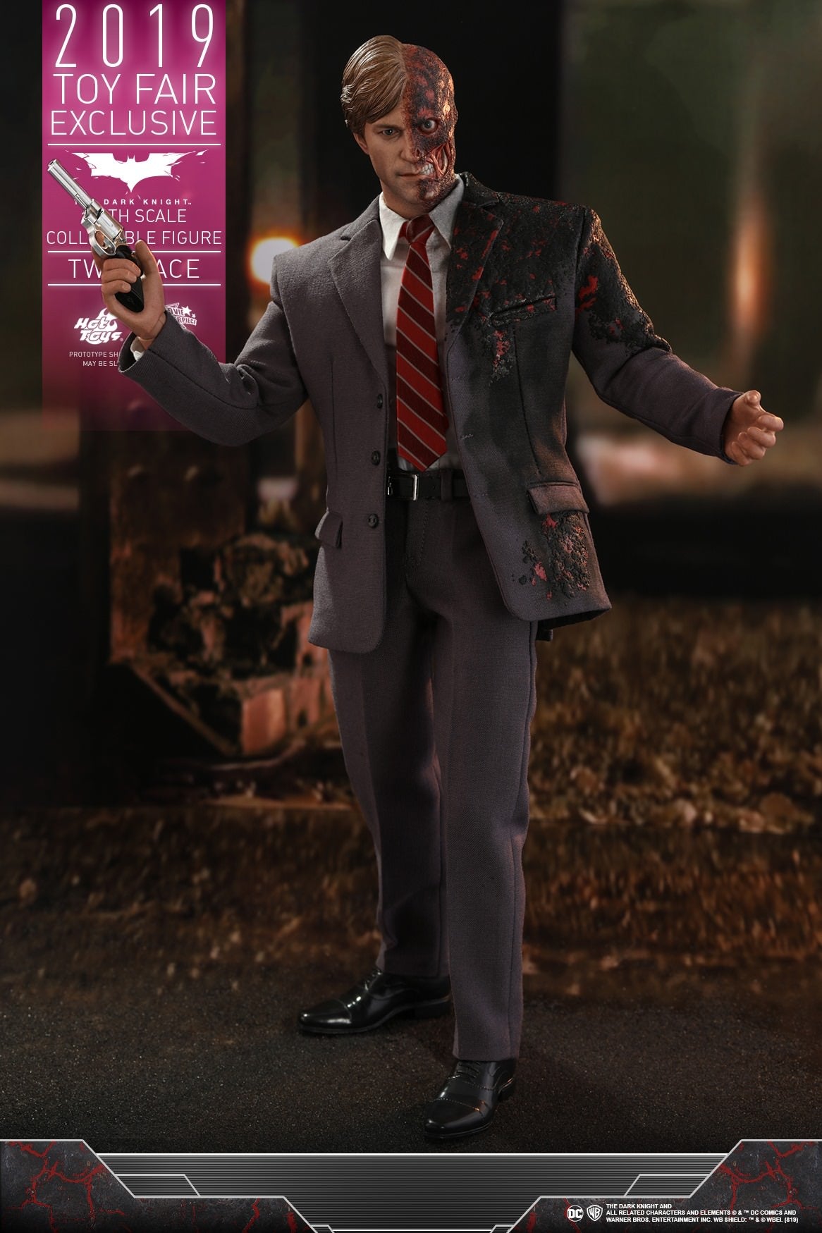Hot Toys DC– DC The Dark Knight Two Face MMS546 1/6 Scale Figure